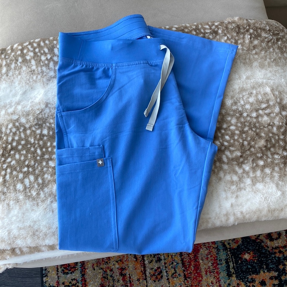 FIGS Kade Cargo scrub pants PETITE